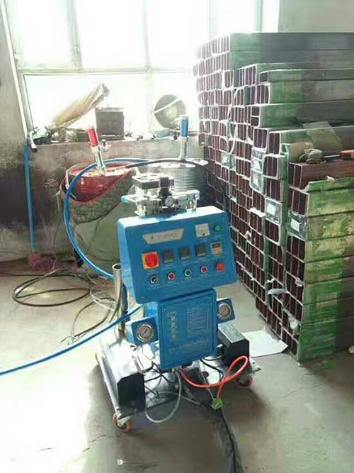 聚氨酯发泡机器 哪个市场卖(图2) 高压小型聚氨酯发泡机施工案例