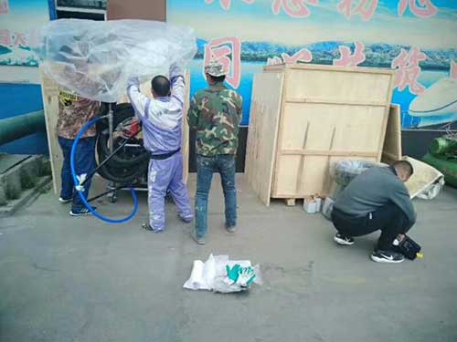 江苏省聚脲喷涂机水池防腐防水改造(图3) 为江苏客户培训液压聚脲喷涂机使用