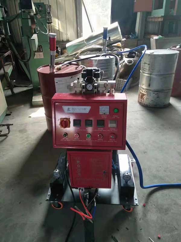 聚氨酯发泡机原料输出量可以提高到多少公斤?(图1) 不锈钢保温桶聚氨酯发泡机施工